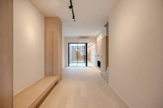 ***KIJKDAG 16/02***ENKEL OP AFSPRAAK*** De woning onderging een totaalrenovatie en werd afgewerkt met ingemaakte kasten van hoogstaande kwaliteit. De woning is ideaal voor wie comfortabel wonen op één niveau wil combineren met extra ruimte voor gezin, werk of hobby.<br />Op het gelijkvloers bevindt zich een aangename leefruimte die uitgeeft op een gezellig terras, ruimte die zowel als slaapkamer of als bureauruimte kan ingericht worden, ruime douche en apart toilet. <br />In totaal beschikt de woning over 3 slaapkamers en 2 badkamers. Op de eerste verdieping: tweede slaapkamer, apart toilet, badkamer met ligbad, bureaugedeelte en een tweede terras. De zolder biedt extra mogelijkheden en er is bovendien een kelder aanwezig.<br /><br />Technisch is de woning volledig in orde: het dak is volledig geïsoleerd en met een EPC-label B (score 123) geniet u van een energiezuinige en toekomstgerichte woning.<br /><br />Troeven op een rij:<br />- Volledig gerenoveerd en voorzien van hoogwaardig maatwerk<br />- 3 slaapkamers &amp; 2 badkamers<br />- 2 terrassen<br />- EPC B – energiezuinig<br /><br />Een kwalitatieve, instapklare woning met een doordachte indeling en veel wooncomfort.<br />Wenst u meer informatie of een bezoek? Aarzel niet ons te contacteren via laura@immoaccenta.be