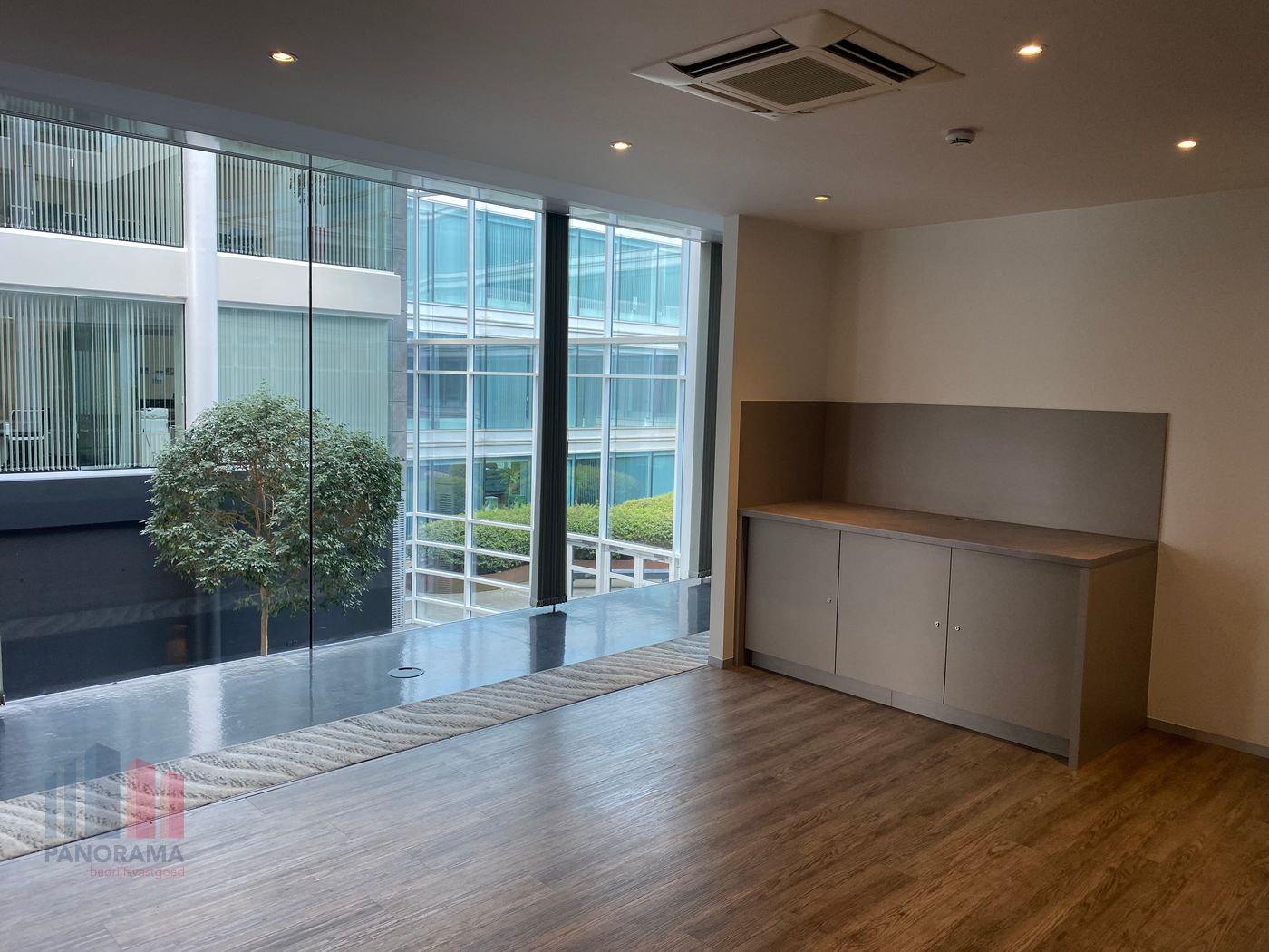 830 m² of modern office space near the R0 - photo 5