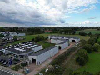 Nieuwe KMO-units te Roeselare, een modern en duurzaam bedrijventerrein bestaande uit 10 loodsen.<br /><br />In dit nieuwe KMO-park, *ARDOPOORT*, bieden wij een loods van 180 m² te koop aan, voorzien van een regenwaterput van 3000 liters. Er zijn ook 3 parkeerplaatsen te koop bij deze unit.<br /><br />Deze UNIT (nr. A) heeft een strategische ligging te Roeselare. Het bedrijventerrein is ideaal voor kleine en middelgrote ondernemingen die op zoek zijn naar een functionele, duurzame en goed bereikbare uitvalsbasis in West-Vlaanderen.<br /><br />Interesse? Neem contact met ons op voor meer info of een bezoek ter plaatse. De prijs is exclusief 21% BTW en exclusief kosten notaris, aansluitingskosten, ....