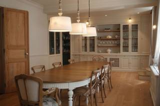 <span>Volledige presentatie met plattegronden en dynamische video: https://weinvest.be/fr-BE/property/for-sale/orp-le-grand/house/58305 Zodra u de drempel overgaat, straalt deze uitzonderlijke woning van 400 m² een gevoel van welzijn en elegantie uit. Gelegen in het hart van het dorp Orp-Le-Grand, biedt het prachtige, lichte ruimtes waarin elk detail is bedacht om comfort en verfijning te combineren. De leefruimtes zijn ruim, uitnodigend en perfect in balans. U vindt er een woonkamer, eetkamer, volledig uitgeruste keuken, wasruimte en kantoor. De 5 slaapkamers, allemaal ruim, waaronder een ouderlijke suite van meer dan 120 m², en de 3 badkamers creëren een ideale omgeving voor een gezin of om met gemak gasten te ontvangen. De tuin is de ideale plek voor uw kinderen, maar ook om te ontspannen met het verwarmde zwembad en de speelplek voor kinderen. Het biedt toegang tot de kelders onder het hele huis.</span>