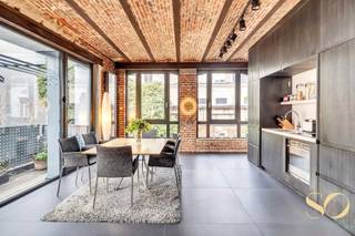 Ideaal gelegen in het historische centrum van Brussel, dicht bij het Jacques Brelplein, op de 1e verdieping van een gebouw met karakter, bieden we...