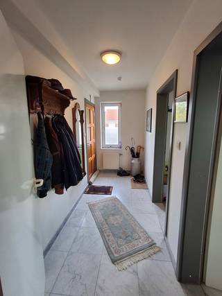 <p>Te huur: Centraal gelegen appartement in Bree</p>
<p>In het hart van Bree, op wandelafstand van winkels, openbaar vervoer en andere voorzieningen, bevindt zich dit aangename appartement van 100m² op het eerste verdiep.</p>
<p>Het appartement beschikt over een lichtrijke living, een aparte keuken, twee slaapkamers, een badkamer, een apart toilet en een praktische berging. Daarnaast hoort er ook een afzonderlijke garage in de kelder bij, wat zorgt voor extra comfort en veiligheid.</p>
<p>Dankzij de centrale ligging en de functionele indeling is dit appartement ideaal voor wie comfortabel en rustig wil wonen met alle faciliteiten binnen handbereik.</p>
<p>📍 <strong>Ligging:</strong> Centrum Bree<br />🚗 <strong>Garage:</strong> inbegrepen (kelder)<br />🏠 <strong>Verdiep:</strong> 1e verdieping<br /><br />Beschikbaar vanaf 01/04/2026<br /><br /></p>
<p>Interesse? Neem gerust contact op voor meer informatie of een bezichtiging. Bezichtigingen vanaf 19/01/2026.</p>