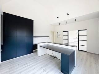 Praktijkruimte/kantoorruimte (ca. 100 m²) te huur in Aalter in een rustige en groene omgeving, maar met erg vlotte ontsluiting naar de...