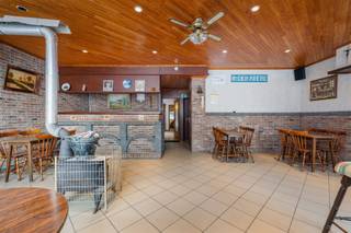 Te renoveren handelshuis op 320m² in De Klinge Dit betreft een handelshuis met vooraan een karaktervol café, aansluitende koer met sanitaire...