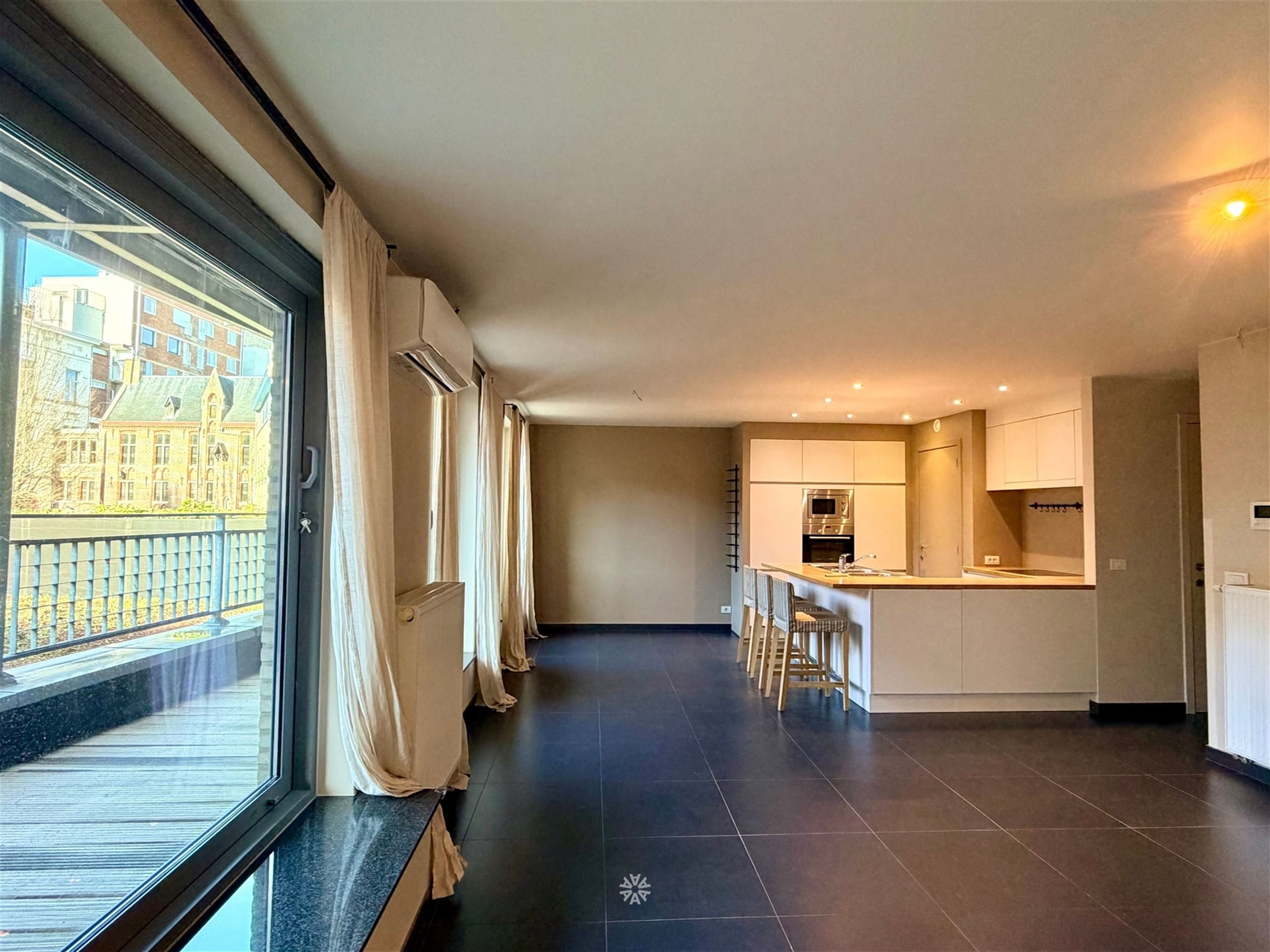 Lichtrijk tweeslaapkamer appartement met staanplaats in centrum Gent - foto 1