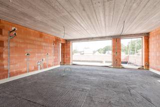 Aan de Lindelsebaan 283 bus 101 in Pelt wordt dit bijzonder ruime duplexappartement gerealiseerd in een exclusief en kleinschalig gebouw met slechts twee wooneenheden. Met circa 188 m² woonoppervlakte, drie volwaardige slaapkamers, een afzonderlijk bureau en een zeer ruim terras biedt dit appartement het ruimtegevoel van een woning, gecombineerd met het comfort en de energiezuinigheid van nieuwbouw.<br /><br />Het appartement beschikt over een privatieve inkom op het gelijkvloers. Op de eerste verdieping bevindt zich het royale woongedeelte. De open keuken van circa 18 m² sluit rechtstreeks aan op de ruime eetkamer en zithoek. Grote raampartijen zorgen voor veel natuurlijk licht en versterken het open karakter van de leefruimte. Vanuit de leefruimte is er toegang tot het uitzonderlijk ruime terras, waar voldoende plaats is voor zowel een grote eettafel als een volwaardige loungehoek.<br />Een absolute meerwaarde op deze verdieping is het afzonderlijke bureau van circa 19 m². Ideaal als thuiswerkplek, hobbyruimte of eventueel extra kamer. Verder bevinden zich hier een praktische berging/wasplaats, een afzonderlijk toilet en bijkomende bergruimte.<br />Via de interne trap bereikt u de bovenste verdieping. Hier bevinden zich drie ruime slaapkamers, waaronder een master bedroom van circa 23 m². De twee overige slaapkamers zijn eveneens volwaardig met oppervlaktes van circa 15 en 14 m². Daarnaast is er een ingerichte badkamer, een afzonderlijk toilet, nachthal en bijkomende bergruimte.<br />Ook technisch wordt het appartement volledig hedendaags uitgevoerd. Er wordt onder meer voorzien in een individuele lucht/water-warmtepomp, vloerverwarming in de woon- en leefruimtes, een ventilatiesysteem D met warmterecuperatie en zonnepanelen. Volgens de huidige EPB-voorstudie wordt een bijzonder energiezuinig resultaat vooropgesteld.<br />De koper krijgt bovendien nog de mogelijkheid om binnen de voorziene budgetten verschillende afwerkingen zelf te kiezen, waaronder de keuken, vloeren, binnendeuren en sanitaire inrichting. Zo kan het appartement verder naar eigen smaak worden afgewerkt.<br /><br />Troeven:<br />circa 188 m² woonoppervlakte verdeeld over twee verdiepingen;<br />drie zeer ruime slaapkamers;<br />afzonderlijk bureau van circa 19 m²;<br />royale leefruimte met open keuken;<br />groot privatief terras;<br />individuele warmtepomp en vloerverwarming;<br />ventilatiesysteem D;<br />zonnepanelen;<br />privatieve tuin-/fietsenberging;<br />privatieve parkeerplaats/carport;<br />slechts twee appartementen in het volledige gebouw;<br />hoogwaardige, energiezuinige nieuwbouw;<br />verkoop onder registratierechten (2% voor rechthebbende tot eind 2026 daarna 3%) in plaats van 21% btw.<br />Door zijn uitzonderlijke oppervlakte en kleinschalige karakter vormt deze duplex een interessant alternatief voor wie de ruimte van een woning zoekt, maar tegelijk wil genieten van het onderhoudsgemak en comfort van een nieuwbouwappartement.<br /><br />Wenst u meer info over dit mooie appartement, of de afwerkingsbudgetten? Contacteer ons voor een vrijblijvende bezichtiging.