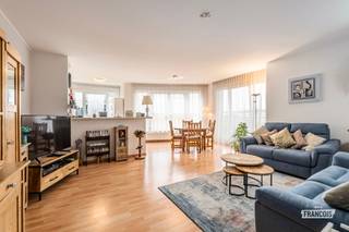 Ontdek dit prachtige moderne appartement gelegen in Jette, op de vierde verdieping van een kleinschalige mede-eigendom. Deze eigendom combineert perfect comfort, moderniteit en lichtinval, in een aangename residentiële omgeving. Het geniet bovendien van een ideale ligging, vlakbij openbaar vervoer en de belangrijkste voorzieningen.<br /><br />Met een oppervlakte van 110 m² bestaat dit appartement uit een ruime en lichte leefruimte (woon- en eetkamer), voorzien van grote raampartijen met dubbele beglazing, evenals een volledig uitgeruste open keuken. Deze mooie leefruimte geeft direct toegang tot een groot terras, ideaal om van mooie dagen te genieten. Een ruime inkomhal ontsluit op harmonieuze wijze de verschillende ruimtes van de woning: een apart toilet, een wasruimte, een berging, twee grote slaapkamers en een doucheruimte met inloopdouche.<br /><br />Dit appartement vormt een mooie opportuniteit voor een gezin of een jong koppel op zoek naar een moderne, comfortabele, ruime en gunstig gelegen woning. Het biedt een aangename leefomgeving in een residentiële wijk, terwijl het toch dicht bij vervoer en voorzieningen ligt.<br /><br />