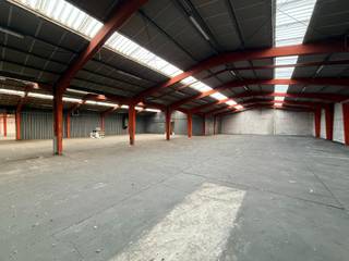 Dit bedrijfsgebouw bestaat uit vier afzonderlijke loodsen van telkens ongeveer 500 m², die samen één geheel vormen. Het pand is centraal gelegen in de industriezone aan de Industrielaan in Deinze, wat zorgt voor een vlotte en uitstekende bereikbaarheid.<br /><br />Het magazijn is opgetrokken in een betonstructuur en beschikt over een vrije hoogte van vier meter. Bovendien zijn er vier schuifpoorten aanwezig. De huurperiode bedraagt ongeveer twee jaar. Indien gewenst kan er extra magazijnruimte worden bijgehuurd.<br /><br />Voor meer informatie of om een bezoek in te plannen, kunt u contact opnemen met Henry Van Tornhout via +32 474 13 37 93 of per e-mail op henry@kmovastgoed.be.