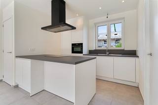 ENERGIEZUINIGE WONING MET 2 SLKS + TUIN In de Eendrachtstraat te Wervik treffen wij ter hoogte van huisnummer 13deze gesloten bebouwing aan. Wij...