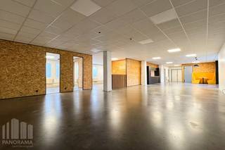 <strong>KMO-unit van 205 m²</strong> met een <strong>ingerichte kantoren 267 m² op toplocatie!</strong><br /><br />De <strong>opslagruimte</strong> met een vrije hoogte van <strong>5m</strong> is toegankelijk via een<strong> automatische sectionale poort</strong> (3m B x 4m H) en beschikt over een afzonderlijke toegangsdeur. De unit is hiernaast volledig geïsoleerd, uitgerust met CV op gas (aerothermen) en heeft een polybetonvloer met een draagkracht van <strong>3 T/m².</strong> Verder is de opslagruimte uitgerust met LED-verlichting en een lichtstraat met rookluik. <br /><br />De kantoorruimtes zijn gelegen op de gelijkvloerse verdieping en zijn uitgerust met moderne technieken zoals een kitchenette, TL/LED-verlichting, ventilatiesystemen, een warmtepomp en airco die zowel kan verwarmen als koelen. Verwarming gebeurt hiernaast ook via een recente gasketel.<br /><br />Het pand bevindt zich in het kwalitatieve <strong>Sphere Business Park te Zellik.</strong> Uitstekend gelegen langsheen de bedrijvige Pontbeeklaan (N9) met een directe en vlotte ontsluiting naar de R0, E19, E40 en de A12. Gebouw beschikt hiernaast over<strong> 7 privatieve parkeerplaatsen,</strong> wat zorgt voor extra comfort en een vlotte bereikbaarheid voor personeel en klanten.<br /><br />Aarzel niet en contacteer<strong> PANORAMA B2B</strong> voor bijkomende inlichtingen, plannen of een plaatsbezoek <strong>0477 09 00 09</strong>.