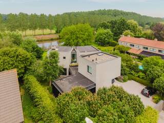 Ligging<br /><br />Deze uitzonderlijke villa bevindt zich op een prachtige locatie in Astene, waar rust, natuur en architectuur perfect samenkomen. De woning geniet van een uniek uitzicht op de Leie en de achterliggende velden, waardoor u dagelijks kunt genieten van een open en groen landschap. Tegelijkertijd bent u vlot verbonden met Deinze, Gent en de belangrijkste invalswegen.<br /><br />Indeling<br /><br />Op het gelijkvloers bevindt zich een ruime inkomhal, een praktische berging/wasplaats en een afzonderlijk bureau met toegang tot een terras, ideaal voor thuiswerk of een zelfstandige activiteit. Verder vindt u er een indrukwekkende leefruimte met een ruime open keuken die naadloos aansluit op het terras en de tuin.<br /><br />De tuin vormt zonder twijfel één van de absolute hoogtepunten van deze woning. Vanuit de woning geniet u van een prachtig open zicht over het groen, terwijl de tuin doorloopt richting de Leie en een unieke buitenbeleving creëert.<br /><br />Daarnaast beschikt de woning over een grote kelder, ideaal voor opslag.<br /><br />Op de eerste verdieping bevinden zich vier volwaardige slaapkamers, een ruime badkamer, een afzonderlijke douchekamer en een praktische dressing.<br /><br />Troeven<br /><br />Prachtig zicht op de Leie en achterliggende velden<br />Lichtrijk<br />Unieke woonbeleving<br />Beschikbaar vanaf 1 oktober<br /><br />Onderhoud tuin: 200 EUR/maand<br /><br />Een uitzonderlijke villa voor wie op zoek is naar architectuur, ruimte, licht en een unieke ligging aan het water.