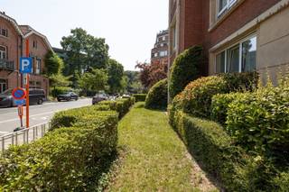 Doe een bod vanaf 799 000 euro.CAMBRE – Uitzonderlijk luxueus gelijkvloersappartement met tuin tegenover Ter Kamerenbos Uniek en prestigieus gelijkvloersappartement van 187 m² bruto met privatieve tuin van 60 m², ideaal zuidoost georiënteerd, gelegen tegenover het prachtige Ter Kamerenbos. Deze volledig gerenoveerde residentie werd afgewerkt met uitzonderlijke kwaliteitsmaterialen en biedt een perfecte combinatie van elegantie, comfort en veiligheid. De lichtrijke leefruimtes en kamers zijn voorzien van een prachtige eiken parket in eerste kwaliteit bâton rompu en talrijke ingemaakte kasten. Het appartement beschikt over 3 slaapkamers, 3 badkamers, een volledig uitgeruste keuken met Siemens apparaten, buanderie en twee afzonderlijke toegangen (hoofdingang en service-ingang). De beveiliging wordt verzekerd door beveiligde deuren, bewegingsdetectoren en camerabewaking. Een unieke afwerking met bijzondere, niet-standaard materialen dIe deze eigendom een exclusieve en tijdloze uitstraling geven. Een zeldzame eigendom op een absolute toplocatie, met mogelijkheid tot aankoop van een garagebox (€ 50.000).