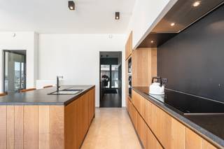 cente appartement uit 2020 combineert hedendaags comfort met een rustige ligging in de hippe stadswijk Oosteroever, vlak bij zee, strand en duinen. Dankzij de grote raampartijen en hoge plafonds geniet de leefruimte van veel natuurlijk licht en een aangenaam open zicht op het aangelegde park en de vijver.<br /><br />Het uitzonderlijke terras van 95 m² vormt een absolute meerwaarde en biedt volop ruimte om te ontspannen of gasten te ontvangen. De volledig ingebouwde keuken met toestellen van Miele en ATAG en de hoogwaardige materiaalkeuzes, waaronder glazen ingewerkte binnendeuren en een akoestische veiligheidsdeur, zorgen voor een stijlvolle afwerking.<br /><br />Het appartement is praktisch ingericht voor vaste bewoning of als tweede verblijf en beschikt over een gunstig EPC-label A.<br /><br />Belangrijkste ruimtes:<br />• Inkomhal met toegang tot alle ruimtes<br />• Lichtrijke living met hoge<br />• plafonds en zicht op park en vijver<br />• Volledig ingebouwde keuken<br />• Twee ruime slaapkamers<br />• Badkamer met inloopdouche en wastafel in meubel<br />• Apart toilet<br />• Berging met aansluiting voor wasmachine en droogkast<br />• Terras van 95 m² met open zicht op park en vijver<br /><br />Troeven:<br />• Vlak bij zee, strand en duinen<br />• Uitzonderlijk terras van 95 m²<br />• Hoogwaardige afwerking en EPC-label A<br />• Zeer goed horeca-aanbod en wijnbar op Oosteroever<br />• Fietsenberging<br />• Mogelijkheid tot aankoop ondergrondse staanplaats<br /><br />Neem vandaag nog contact op voor meer informatie of een bezoek.