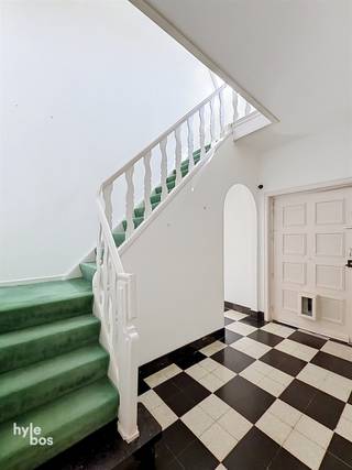 <p><span>Deze ruime open bebouwing combineert een royale bewoonbare oppervlakte van circa 220 m² met een uitzonderlijk groot perceel van ongeveer 3.500 m². Een ideale woning voor wie op zoek is naar ruimte, privacy en tal van gebruiksmogelijkheden. Via de ruime inkomhal met gastentoilet betreden we de woning. De lichtrijke leefruimte van maar liefst 54 m² vormt het hart van het huis en beschikt over een gezellige houtcassette. Aansluitend bevindt zich de volledig uitgeruste keuken met vaatwasmachine, keramische kookplaat, dampkap, oven en koelkast met diepvriesvak. De praktische berging en wasplaats sluiten rechtstreeks aan op de keuken. Daarnaast is er een afzonderlijke hobbykamer met eigen ingang, ideaal voor een hobby of thuiswerk. Op de verdieping geeft de nachthal toegang tot drie ruime slaapkamers, een douchekamer met sauna en een afzonderlijke badkamer met ligbad, toilet en wastafel. De woning is voorzien van dubbele beglazing met houten schrijnwerk en wordt verwarmd via een recente condenserende gasketel uit 2023. Buiten geniet u van een bijzonder ruim perceel, een royale oprit en een afzonderlijke, ruime garage. Boven de garage bevindt zich bovendien een handige bergzolder.</span></p><p><span>Deze eigendom biedt een unieke combinatie van woonruimte, buitenruimte en praktische mogelijkheden en is beschikbaar vanaf 1 oktober.</span></p><p><span> </span></p>