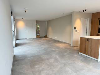 Moderne en energiezuinige nieuwbouwwoning met 3 slaapkamers! De woning is uitgerust met vloerverwarming, zonnepanelen, ventilatiesysteem en een warmtepomp en geniet volgende indeling: inkom met gastentoilet - leefruimte - bureauruimte - eetkamer met open keuken - douchekamer - berging - terras en boomgaard met poortje naar fietswegel. De tweede verdieping geniet volgende indeling: nachthal - 3 slaapkamers - badkamer met ligbad - berging. Huurprijs: 1390 euro + € 500 per jaar voor onderhoud tuin en toestellen in huis. Vrij vanaf 1 oktober 2026. Voor verdere informatie of een vrijblijvend bezoek contacteer Matthijs op 0488 03 28 08 of matthijs@immogeernaert.be