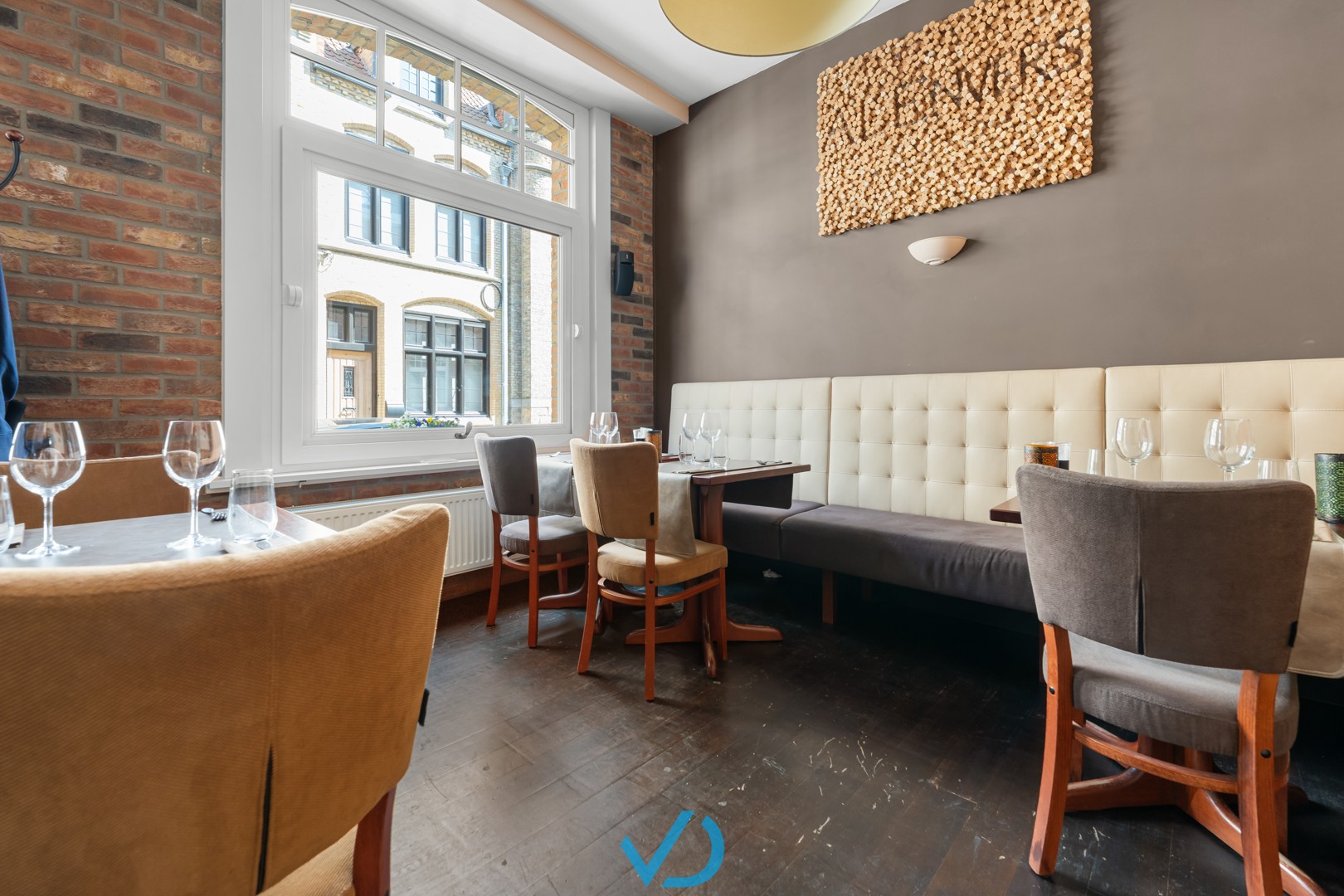 Sfeervol en bloeiend restaurant inclusief instapklaar appartement met zonnig terras in hartje Ieper! - foto 4