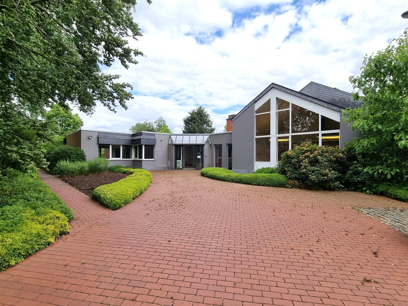 Kantoorgebouw met magazijnruimte, bruto vloeropp 1770 m² op een perceel gelegen van 49a85ca. - foto 1