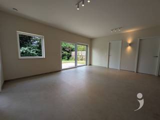 <p><span>Appartement avec un emplacement calme dans un quartier peu fréquenté, près du centre d'Aarschot.</span></p><p><span>Cet appartement prêt à emménager a été entièrement et complètement rénové en 2026, offrant un confort contemporain et tourné vers l'avenir.</span></p><p><span>L'appartement est situé au rez-de-chaussée et dispose d'un salon spacieux avec une belle terrasse, accessible par une grande porte coulissante. La nouvelle cuisine ouverte offre beaucoup d'espace de rangement et est équipée d'un four, d'une plaque de cuisson, d'un réfrigérateur, d'un congélateur et d'un évier.</span></p><p><span>La salle de bain moderne est dotée d'un lavabo avec meuble, d'une douche à l'italienne et d'un branchement pour un lave-linge. De plus, il y a des toilettes séparées dans le couloir.</span></p><p><span>De plus, l'appartement comprend une chambre confortable et un espace bureau pratique d'environ 5 m². Le stationnement est facile juste devant la porte.</span></p><p><span>Pratique :</span></p><ul><li><span>Disponibilité :</span><span> Disponible immédiatement</span></li><li><span>Coûts communs :</span><span> 50 euros par mois (entretien des parties communes)</span></li><li><span>Performance énergétique :</span><span> EPC très favorable grâce à l'utilisation de techniques modernes et d'une pompe à chaleur</span></li><li><span>Extras :</span><span> Comprend un local de rangement privé et suffisamment d'espace pour garer 2 vélos</span></li></ul><p><span>Souhaitez-vous devenir le premier résident de cet appartement spacieux ? Demandez votre visite rapidement via notre site Web !</span></p>