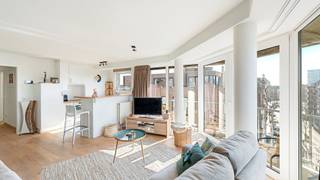 In het commerciële centrum van Knokke bevindt zich dit lichtrijke, zongerichte hoekappartement met twee slaapkamers en een aangenaam terras. Dit instapklare appartement bevindt zich op de vierde verdieping en maakt deel uit van een recent en standingvol gebouw. Gelegen in het bruisende hart van Knokke geniet u hier van optimaal wooncomfort, met tal van winkels, restaurants en voorzieningen vlak bij. <br /><br />Indeling:<br />inkomhal met toilet, lichtrijke leefruimte met zongericht terras, uitgeruste leefkeuken, berging, twee slaapkamers, twee badkamers.<br /><br />Fietsenstalling op het gelijkvloers en kelderberging.<br /><br />Mogelijkheid tot aankoop van een ruime garagebox (4m x 5,5m).<br /><br />Bezoeken? Graag na afspraak met Avantimmo op het nummer 050 62 50 55