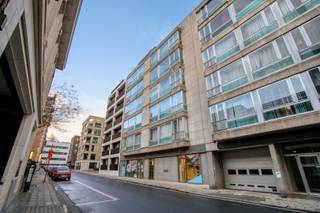 Bent u op zoek naar een appartement met potentieel op een centrale toplocatie? Dit appartement biedt alle mogelijkheden om er uw eigen droomplek van te maken.<br /><br /><strong>Ligging:</strong> Geniet van een uiterst centrale ligging in de Hendrik Consciencestraat, op wandelafstand van het vernieuwde De Coninckplein. Alle winkels, horecazaken, scholen en openbaar vervoer bevinden zich in de directe omgeving. Dankzij deze ligging combineert u het bruisende stadsleven met een vlotte bereikbaarheid en alle voorzieningen binnen handbereik.<br /><br /><strong>Indeling van het appartement:</strong><br />Het appartement is gelegen op de zesde en tevens bovenste verdieping van de residentie.<br />U komt het appartement binnen en betreedt meteen de lichtrijke woonkamer, die toegang biedt tot de aparte keuken en het ruime zuidgerichte terras. Via de woonkamer bereikt u de nachthal, die uitgeeft op twee slaapkamers, een badkamer en een praktische wasplaats. Eén van de slaapkamers geeft toegang tot een tweede terras aan de achterzijde van het appartement.<br /><br /><strong>Technische eigenschappen:</strong>
<ul>
<li>Centrale verwarming op aardgas.</li>
<li>Elektriciteit niet conform.</li>
<li>EPC-label E: 436 kWh/m² (renovatieverplichting).</li>
<li>Lift aanwezig.</li>
</ul>
<strong>Extra troeven:</strong>
<ul>
<li>Centrale ligging met mooi zicht op het vernieuwde De Coninckplein.</li>
<li>Ruim en zuidgericht terras met open uitzicht.</li>
<li>Tweede terras aan de achterzijde.</li>
<li>Voldoende potentieel om te renoveren naar eigen smaak.</li>
<li>Het appartement is zeer geschikt als investeringseigendom, maar uiteraard ook voor eigen bewoning. </li>
</ul>
<br /><strong>Interesse? </strong>Contacteer ons kantoor voor meer informatie of plan een vrijblijvend bezoek via 051/201.400 of info@dicasa.be.