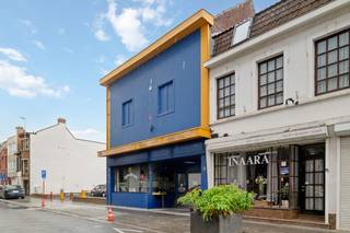 Centrum Roeselare - Veelzijdige eigendom met een totale oppervlakte van 470m² (vrij van handelshuur)<br /><br /><br />De eigendom werd recentelijk uitgebaat als café/bar, met aansluitend een ruime American pool- en ontspanningsruimte maar is nu vrij van handelshuur. Op de eerste verdieping bevindt zich momenteel een ruime berging/polyvalente ruimte, die mits de nodige aanpassingen ook kan worden ingericht als woongelegenheid. Deze verdieping kan dienst doen als woonruimte, met oa 3 slaapkamers en een badkamer.<br />De volledige inrichting van de horecazaak en de achterliggende ontspanningsruimte werd uitgevoerd door de huidige huurder.<br />Met een gevelbreedte van ca. 8,5 meter en een centrale ligging biedt deze eigendom tal van mogelijkheden voor zowel commercieel als residentieel gebruik.<br /><br /><strong>Troeven:</strong>
<ul>
	<li>Topligging in het centrum van Roeselare</li>
	<li>Totale oppervlakte van ca. 470 m²</li>
	<li>Veelzijdig pand met verschillende gebruiksmogelijkheden</li>
	<li>Mogelijkheid tot woongelegenheid op de eerste verdieping</li>
	<li>Ruime gevelbreedte van ca. 8,5 meter</li>
	<li>Interessante opportuniteit voor ondernemers én investeerders</li>
</ul>
Dit pand is onderhevig aan de renovatieverplichting die door de Vlaamse overheid wordt opgelegd voor residentiële gebouwen. Raadpleeg de website van het Vlaams Energie- en Klimaatagentschap via https://www.vlaanderen.be/een-huis-of-appartement-kopen/renovatieverplichting-voor-residentiele-gebouwen. <br /><br />Reserveer uw bezoek zodat we samen met u de beste mogelijkheden kunnen vinden in dit project.<br /><br />Contacteer ons voor een bezichtiging en bel ons op het nummer 051/ 62 40 40!