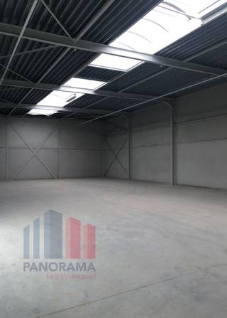 .Entrepôt représentatif et parfaitement équipé de 467 m² à louer, situé stratégiquement le long de la Boomsesteenweg (A12). Cet espace professionnel contemporain allie fonctionnalité et image, idéal pour les entreprises recherchant visibilité, accessibilité et confort.<br /><br />Le hall dispose d’une hauteur libre de 5,6 mètres et est facilement accessible via une porte sectionnelle automatique, complétée par une porte d’entrée séparée. L’espace est entièrement isolé et équipé d’un sol en polybéton durable. De plus, l’unité est dotée d’un lanterneau avec système d’évacuation des fumées, contribuant à la lumière naturelle et à la sécurité.<br /><br />5 places de parking privatives sont prévues sur le site, idéales pour une activité moderne et tournée vers l’avenir.<br /><br />Pour plus d’informations, plans ou visite sans engagement, veuillez contacter<strong> PANORAMA B2B </strong>au <strong>0477 07 30 30.</strong>