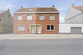 <p>Licht op te frissen woning in de dorpskern van Houtem, rustig gelegen nabij Veurne.</p>

<p>Deze gesloten bebouwing combineert een rustige ligging in de dorpskern van Houtem met een praktische indeling en heel wat ruimte. De woning beschikt over 4 volwaardige slaapkamers en 1badkamer, ideaal voor gezinnen of wie extra ruimte zoekt voor hobby of thuiswerk. Dankzij de solide basis kan de woning licht opgefrist worden zonder renovatieverplichting, waardoor je meteen comfortabel kan wonen en stap voor stap verder kan moderniseren. De landelijke omgeving en de vlotte verbinding naar Adinkerke zorgen voor een aangename woonomgeving. Een interessante opportuniteit voor wie een huis wil kopen met potentieel voor een betaalbare prijs.</p>

<p>Belangrijkste ruimtes:<br />• Inkomhal<br />• Woonkamer met aangename lichtinval<br />• Eetkamer aansluitend op de leefruimte<br />• op te frissen keuken<br />• 4 slaapkamers<br />• op te frissen badkamer<br />• Nachthal die de slaapvertrekken verbindt<br />• zongericht terras met ruimte om buiten te genieten<br />• kruipzolder<br />• droge kelder handig voor stockage<br />• Tuinhuis voor extra opbergruimte</p>

<p>Troeven:<br />• Rustig gelegen in de dorpskern van Houtem<br />• Woning met 4 slaapkamers<br />• Licht op te frissen zonder renovatieverplichting</p>

<p>Neem vandaag nog contact op voor meer informatie of een bezoek:<br /><strong>Hanne.huyghe@era.be<br />0499/22 30 33</strong></p>