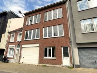 HERMAN VOSSTRAAT 8, 2830 WILLEBROEK:Woonst met magazijn in hartje Willebroek! Deze eigendom ligt in het centrum van Willebroek op wandelafstand van...