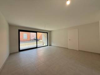 Dit prachtige en recente nieuwbouwappartement met tuin is gelegen op wandelafstand van het centrum van Geel.In de inkomhal is er voldoende ruimte...