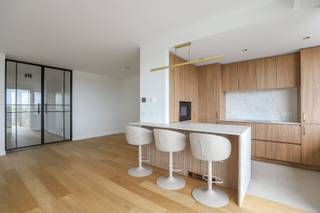 KIJKDAG: MAANDAG 7 SEPTEMBER 16U-20U. GELIEVE UW AANWEZIGHEID TE BEVESTIGEN. Op toplocatie aan de Groenenborgerlaan ligt dit volledig gerenoveerde penthouse van ca. 100 m². Dankzij de ligging op de hoogste verdieping geniet u van maximale privacy, veel lichtinval en een prachtig vrij uitzicht op Park Den Brandt en de Antwerpse skyline.<br /><br />Via de veiligheidsdeur betreedt u de ruime inkomhal met ingebouwde vestiairekast en videofoon. Van hieruit bereikt u het gastentoilet, de badkamer, beide slaapkamers en de leefruimte.<br /><br />De lichtrijke L-vormige leefruimte (ca. 43 m²) met parketvloer vormt het hart van het appartement. Grote schuiframen zorgen voor veel licht en geven toegang tot een ruim terras met panoramisch uitzicht. Aansluitend bevindt zich de vernieuwde designkeuken met centraal eiland, uitgerust met hoogwaardige ingebouwde toestellen.<br /><br />De moderne badkamer beschikt over een ruime inloopdouche, lavabomeubel, handdoekradiator en geïntegreerde nieuwe wasmachine en droogkast. Daarnaast is er een apart gastentoilet en berging.<br /><br />Beide slaapkamers zijn voorzien van dezelfde warme parketvloer en maatwerkkasten. Vanuit beide kamers heeft u toegang tot het tweede, zuidgerichte terras. Dubbele hoogrendementsbeglazing met zonwerende eigenschappen zorgt voor extra comfort en rust.<br /><br />Verder beschikt het appartement over een droge privatieve kelderberging met opbergschabben en een ruime afgesloten ondergrondse garagebox van 16 m² met afstandsbediening.<br /><br />Troeven<br />✔ Volledig gerenoveerd met hoogwaardige materialen<br />✔ Energiezuinige hoogrendementsbeglazing<br />✔ Hoogste verdieping, geen inkijk<br />✔ Panoramisch uitzicht<br />✔ Twee terrassen (ca. 14 m²)<br />✔ Lift<br />✔ Uitstekende bereikbaarheid<br />✔ Ruime afgesloten garagebox<br /><br />Financiële voorwaarden<br />Huurprijs appartement: € 1.150/maand<br />Garagebox: € 100/maand<br />Gemeenschappelijke kosten: € 200/maand forfaitair, inclusief centrale verwarming, warm en koud water, onderhoud en verbruik van de gemeenschappelijke delen, syndicuskosten en verzekering.