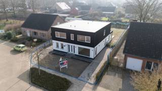 <p><strong><span>Volledig gerenoveerde ruime gezinswoning met 6 slaapkamers op perceel van 693 m²</span></strong></p>
<p><span>In een rustige omgeving bevindt zich deze volledig gerenoveerde en instapklare woning met maar liefst </span><strong><span>6 slaapkamers en 4 badkamers</span></strong><span>. Dankzij de ruime indeling en het grote perceel van </span><strong><span>693 m²</span></strong><span> biedt deze woning een ideale combinatie van comfort, ruimte en energiezuinig wonen.</span></p>
<p><span>De woning beschikt over een </span><strong><span>bewoonbare oppervlakte van 324 m²</span></strong><span> en werd grondig gerenoveerd, waardoor ze voldoet aan de hedendaagse woonnormen. Het </span><strong><span>EPC-label B</span></strong><span> garandeert bovendien een goede energieprestatie.</span></p>
<p><span>Binnenin geniet u van een lichtrijke leefruimte met een aangename connectie naar de keuken en de tuin. De woning biedt tal van mogelijkheden voor grote gezinnen, samengestelde gezinnen of wie nood heeft aan extra ruimte voor hobby, bureau of logeerkamers. Met </span><strong><span>6 volwaardige slaapkamers</span></strong><span> en<strong> 4</strong></span><strong><span><strong> b</strong>adkamers</span></strong><span> is comfort voor het hele gezin verzekerd.</span></p>
<p><span>Buiten vindt u een </span><strong><span>ruim perceel van 693 m²</span></strong><span> met voldoende tuinruimte om te ontspannen, te spelen of gasten te ontvangen.</span></p>
<p><strong><span>Troeven van deze woning:</span></strong></p>
<ul>
<li>
<p><span>Volledig gerenoveerd en instapklaar</span></p>
</li>
<li>
<p><span>6 ruime slaapkamers</span></p>
</li>
<li>
<p><span>4 badkamers</span></p>
</li>
<li>
<p><span>Bewoonbare oppervlakte van 324 m²</span></p>
</li>
<li>
<p><span>Perceel van 693 m²<br /></span></p>
</li>
<li>
<p><span>Energiezuinig met </span><strong><span>EPC-label B<br /></span></strong></p>
</li>
<li>
<p><span>Ideaal voor grote gezinnen of wie veel ruimte zoekt</span></p>
</li>
</ul>
<p><span>Bent u op zoek naar een </span><strong><span>ruime, energiezuinige en instapklare woning</span></strong><span> met veel kamers? Dan is deze eigendom zeker een bezoek waard.</span></p>