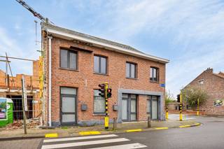 Opbrengsteigendom met 2 appartementen in het centrum van Eppegem ideaal als kangoeroewoonst, voor eigen bewoning of verhuur Ontdek deze unieke...