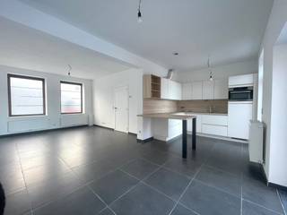 Gezellige instapklare woning te koop in het centrum van Zonnebeke. het pand is modern gerenoveerd en beschikt over een grote tuin, terras en...