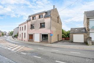 WE INVEST Sud-Luxembourg stelt u deze charmante gezinswoning voor, gelegen in Aubange. De woning biedt mooie volumes en is ideaal voor een gezin...