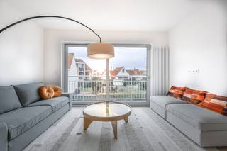 Gelegen tussen duinen en zee geniet dit appartement van een rustige, groene omgeving.<br />De lichtrijke woonkamer met zonnige oriëntatie geeft toegang tot een mooi terras met vrij uitzicht.<br />De leefruimte omvat een zithoek met aansluitend de open keuken en eetkamer. Verder is er een ruime inkomhal met gastentoilet en vestiaire. Het appartement beschikt over twee slaapkamers, aangevuld met een badkamer en een aparte doucheruimte.<br />Extra troeven: een private kelder op niveau -1 en een garage/parkeergelegenheid in de nabije omgeving.<br />Een ideaal en bijzonder aangenaam verblijf aan zee!<br /><br />Info en bezoek via 050 760 760