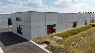 - Nieuwe KMO-units te Ichtegem -<br /><br />In de Industriestraat te Ichtegem transformeert Global Estate Group de voormalige Dupon Biscuits-site – bekend van koekjes voor ijsjes – tot een modern en duurzaam bedrijventerrein.<br /><br />In dit nieuwe KMO-park, *Houtland West*, bieden wij een casco loods van 225 m² te koop aan. De unit beschikt over 3 inbegrepen privéparkeerplaatsen en maakt deel uit van een recent opgeleverd bedrijvenpark met een hedendaagse uitstraling.<br /><br />*Houtland West* is strategisch gelegen in het hart van Ichtegem, vlot bereikbaar via de N33 en op korte afstand van Torhout, Gistel en de E40. Het bedrijventerrein is ideaal voor kleine en middelgrote ondernemingen die op zoek zijn naar een functionele, duurzame en goed bereikbare uitvalsbasis in West-Vlaanderen.<br /><br />Interesse? Neem contact met ons op voor meer info of een bezoek ter plaatse.