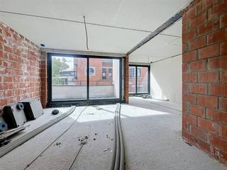 2 slaapkamer appartement te koop! Nieuwbouwproject op centrum ligging en in groene oase! Project bestaande uit vijf gebouwen met verschillende appartementen met een vloeroppervlakte variërend tussen 60 - 100m2. Indeling van de appartementen: een inkomhal met een gastentoilet, 1-3 slaapkamers , badkamer met inloopdouche, een lichtrijke leefruimte open keuken zicht op terras! Aankoop van een parkeerplaats of garagebox is eveneens mogelijk. Meer info of een bezoek mail naar info@property-vastgoed.be
