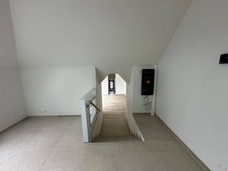 Wonen in alle rust maar toch in het bruisende centrum van Evergem? Het kan in deze kleinschalige residentie, die in maart 2026 werd opgeleverd. <br /><br />Lift aanwezig in het gebouw. <br /><br />Indeling: inkomhal met toegang tot berging, lichtrijke leefruimte met open keuken (inclusief toestellen), slaapkamer met ensuite badkamer (lavabomeubel en ligbad), afzonderlijk toilet. Parkeerplaats ook inbegrepen. <br /><br />Onmiddellijk beschikbaar.<br /><br />EPB in opmaak, EPC label A met zonnepanelen. <br /><br />Bovenop de gepubliceerde huurprijs komen nog 85, - euro maandelijkse kosten. <br /><br />Interesse in meer informatie en/of een bezoek ter plaatse? Contacteer via 0472/98.16.29 of immovercruysse@gmail.com.