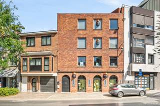 Dit commercieel gelegen pand bestaande uit: handelsruimte van 120m² in 2 verdiepingen en een bovenliggend 3 slaapkamer duplex appartement.<br /><br />Handelsruimte van 120m² met verdieping dewelke werd ingericht voor een kledijwinkel en vrij van gebruik is.<br /><br />Het appartement met aparte inkomhal en berging, woonkamer - salon met ingerichte keuken en toilet. Op de verdieping hebben we de nachthal, 3 slaapkamers en de badkamer alsook een apart toilet.<br /><br />Troeven?<br /><br />+ EPC Label B;<br />+ Commerciele centrale ligging;<br />+ Onmiddellijk beschikbaar;<br />+ Open indeling;<br /><br />EPC 170 kWh/m²<br /><br />Vg – Wg – Gmo – Gvkr – GVv<br /><br />Bent u op zoek naar een commercieel gelegen eigendom? Aarzel dan niet en plan vandaag nog een bezoek!<br /><br />Benieuwd naar dit pand of een andere eigendom? www.coventa.be – 051 222 051