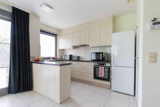 <p><span>Op zoek naar een instapklaar appartement op een rustige, groene locatie met alle voorzieningen binnen handbereik? Dan is dit verzorgde appartement in Maria-ter-Heide (Brasschaat) zeker een bezoek waard.</span></p><p><span>De ligging is een absolute troef. U woont vlak bij parken, supermarkten, winkels en openbaar vervoer, terwijl de nabijgelegen invalswegen zorgen voor een uitstekende bereikbaarheid.</span></p><p><span>Het appartement combineert hedendaags wooncomfort met een praktische indeling en een energiezuinige afwerking. Dankzij de zonnepanelen, airconditioning en elektrische screens geniet u het hele jaar door van een aangenaam woonklimaat en een lager energieverbruik.</span></p><p><span>De ruime, lichtrijke leefruimte sluit naadloos aan op de open, volledig uitgeruste keuken, waardoor een gezellige en functionele leefomgeving ontstaat. Daarnaast beschikt het appartement over een praktische berging, een apart gastentoilet, twee volwaardige slaapkamers en een verzorgde badkamer met ligbad (met douchevoorziening).</span></p><p><span>Als extra troeven zijn er een inpandige autostaanplaats en een lift aanwezig, wat het wooncomfort compleet maakt.</span></p><p><span>Kortom, een instapklaar appartement dat comfort, energiezuinigheid en een uitstekende ligging perfect combineert.</span></p>