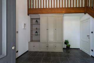 <p>Met maar liefst 5 slaapkamers en 2 badkamers biedt deze woning alle ruimte voor een groot gezin, maar leent ze zich dankzij haar praktische indeling eveneens uitstekend voor een combinatie van wonen/werken of co-housing.<br />De woning werd doorheen de jaren met de nodige zorg onderhouden en is bovendien uitgerust met 20 zonnepanelen, een belangrijke troef op het vlak van energieverbruik en toekomstgericht wonen.<br />Ook de ligging vormt een duidelijke meerwaarde. Dankzij de zeer goede bereikbaarheid geniet u van vlotte verbindingen richting Antwerpen en de omliggende gemeenten, terwijl u tegelijkertijd kunt genieten van het aangename en residentiële karakter van de gemeente Schilde. Een ruime en verzorgde villa met tal van mogelijkheden, ideaal voor wie op zoek is naar ruimte, flexibiliteit en comfortabel wonen in Schilde.</p>
<p><strong>GELIJKVLOERS<br /></strong>Via de <strong>inkomhal van 19m²</strong> op blauwe steen, met ingebouwde vestiairekasten, gastentoilet en handenwasser, betreedt u de woning. Het <strong>bureel van 19m²</strong> is afgewerkt met eikenparket. De <strong>woonkamer van 35m²</strong> beschikt over een tv-meubel en bibliotheekkast en sluit aan op de <strong>eetkamer van 36m²,</strong> eveneens op eikenparket en voorzien van een bibliotheekkast.</p>
<p>De <strong>keuken van 29m²</strong> op blauwe steen is uitgerust met een inductievuur, koelkast, vaatwasser, microgolfoven, heteluchtoven, composieten werkblad, dubbele spoelbak, kookeiland en ontbijthoek. Aansluitend bevindt zich de <strong>bijkeuken/wasplaats van 15m²</strong> met ingebouwde kasten en aansluitingen voor wasmachine en droogkast.</p>
<p>De <strong>garage van 46m²</strong> op tegel beschikt over een uitgietbak. <br />De volledig omheinde tuin is voorzien van een automatische toegangspoort, een <strong>terras van 12m²</strong> en een <strong>overdekt terras van 17m²,</strong> beide op blauwe steen.</p>
<p><strong>1STE VERDIEPING<br /></strong>De <strong>overloop van 14m²</strong> op parket beschikt over een nachttoilet en linnenkasten. <br /><strong>De hoofdslaapkamer van 36m²</strong> op parket beschikt over een ensuite dressing en geeft toegang tot de <strong>hoofdbadkamer van 16m²</strong> op tegel, uitgerust met ligbad, douche en dubbel lavabomeubel met spiegelkasten. Verder zijn er nog <strong>4 slaapkamers</strong> van <strong>respectievelijk, 38m², 11m², 16m² en 17m² </strong>en een <strong>badkamer van 8m²</strong> met inloopdouche, lavabo en toilet.</p>
<p>De <strong>zolder van 120m²</strong> biedt bijkomende opbergruimte.</p>
<p><strong>BIJZONDERHEDEN<br /></strong>20 zonnepanelen, camerabewaking, alarm, kruipruimte, regenwaterput, cv op aardgas, thermostatische kranen, dubbele beglazing, houten schrijnwerk, vaste vliegenhorren en aansluiting voor automatische rolluiken</p>
<p><strong>POSITIEVE PUNTEN<br /></strong>Instapklaar<br />Fantastische indeling<br />Duurzame materialen<br />Zéér goed onderhouden<br />Onmiddellijk beschikbaar<br />Zéér goede bereikbaarheid<br />Ideaal wonen/werken/co-housing</p>
