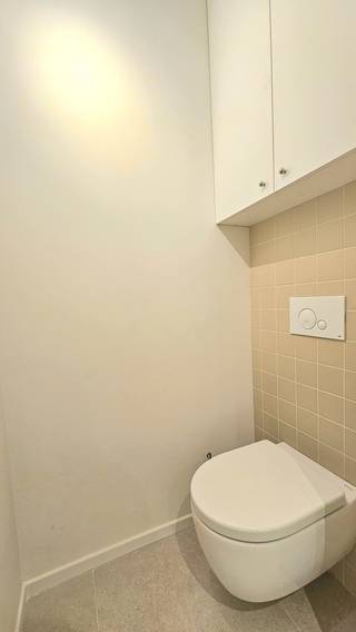 Het appartement is net gerenoveerd en wordt afgeleverd eind april. Het ligt op de eerste verdieping in een rustig gebouw met 4 appartementen. Het heeft twee slaapkamers, een terrasje, ventilatie en warmtepompen in elke slaap- en woonruimte. Hierdoor ben je zeker verzekerd van het beste wooncomfort in hartje Zurenborg.<br /><br /><strong>Extra info</strong><br />Gem. kosten: ongeveer 26 euro/maand per persoon voor waterverbruik.<br />Aparte meter voor elektriciteit.<br />Beschikbaar: vanaf 1mei.<br />GEEN lift.<br />Eerste verdieping.<br /><br />Voorwaarden<br />Max. aantal volwassenen: 2.<br />Huurwaarborg: 3 maanden.<br />Kost plaatsbeschrijving: ongeveer 230 euro (intrede en uittrede).<br />EPC label C, dit is nog voor de renovatie. Een nieuw attest zal opgemaakt worden eind april.