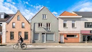 Groot huis gelegen in de Dorpsstraat van Westkapelle. Een voormalig handelshuis met op het gelijkvloers een commerciële ruimte, ideaal voor de combinatie wonen/werken of voor een gezin op zoek naar veel ruimte. De woning telt maar liefst 240 m² aan bewoonbare oppervlakte. <br /><br />Op het gelijkvloers de voormalige handelszaak met achterliggende bureauruimte/bergruimte in te richten naar de wensen van de koper. Momenteel is het gelijkvloers ingericht met 2 slaapkamers, een moderne badkamer, een fietsenberging en een bergruimte/stookplaats. Achteraan tevens een mooi stadsterras met voldoende zon. Op de verdieping een gezellige woonkamer met een open haard, een halfopen en verzorgde keuken, een ingerichte badkamer en een apart toilet. Aansluitend aan de woonkamer een veranda die op zijn beurt toegang geeft tot een leuke zonneterras. Op de bovenste verdieping zijn er nog twee grote slaapkamers. Zolder aanwezig. <br /><br />Bezoeken? Graag na afspraak met Willem Cauwels op tel 050.89.27.70