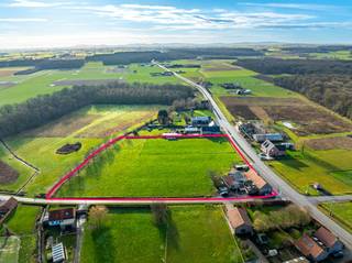 Located a stone's throw from the magical St. Sixtus woods and with an extremely easy connection to the center of Poperinge, this place combines the best of both worlds. Here, you can enjoy the absolute peace and green lung of the Westhoek, while all amenities remain within easy reach.Space for your passionsWith a total area of over 1.2 hectares, the possibilities are endless. The former café 'De Leewerick' is waiting for a complete renovation or a new chapter, but the real star is the site:Ideal for animal lovers: The huge surface is perfect as a meadow for horses, small cattle or a private park.Sun guarantee: Thanks to the south-east orientation, you are guaranteed a sun-drenched garden and terrace, from early morning to late afternoon.Privacy &amp; Freedom: Here, you're not just building a house, you're creating an estate.The advantages at a glance:Land area: 12,055 m²Location: Near Saint Sixtus and easy connection to Poperinge.Potential: Can be completely refreshed or renovated according to your own taste.Extra: Perfect southeast orientation.“Characterful real estate in a prime location: where the history of 'De Leewerick' ends, your story begins.”Are you ready to make this unique place your home?Get in touch today for an on-site visit and be amazed by the space and the view.This property is subject to the renovation obligation imposed by the Flemish government for residential buildings (unless demolished within 5 years of purchase). For more information, consult the website of the Flemish Energy and Climate Agency at https://www.vlaanderen.be/een-woning-kopen/renovatieverplichting-voor-residentiele-gebouwen