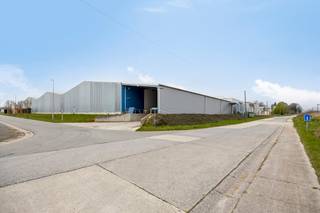 Deze casco (kantoor)ruimte van ca. 950 m² maakt deel uit van een recent en modern KMO-project gelegen aan de Ambachtsweg 14 te Gingelom, in...