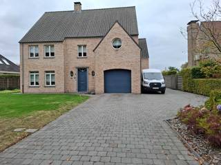 Instapklare vrijstaande woning. Met op gelijkvloers ruime leefruimte met openkeuken, inpandige garage voor één wagen, wasruimte en douche kamer. Op...