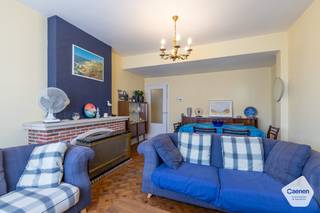<p>Dit te <strong>renoveren</strong> <strong>éénslaapkamerappartement</strong> geniet van een <strong>uitstekende</strong> <strong>ligging</strong>, op wandelafstand van het strand, het station en de haven.<br /><br />Via de ruime inkomhal bereikt u aan de rechterzijde de <strong>aangename</strong> <strong>leefruimte</strong>. Dankzij de <strong>grote</strong> <strong>raampartijen</strong> geniet deze ruimte van een optimale <strong>lichtinval</strong>. Aansluitend bevindt zich de <strong>keuken</strong>, uitgerust met de <strong>basisvoorzieningen</strong>. Verder beschikt het <strong>appartement</strong> over een badkamer met <strong>ligbad</strong> en een <strong>ruime</strong> <strong>slaapkamer</strong>.<br /><br />Het appartement is gelegen op de <strong>derde</strong> <strong>verdieping</strong> en is vlot bereikbaar met de <strong>lift</strong>. De <strong>verwarming</strong> gebeurt <strong>individueel</strong> op aardgas.<br /><br />Dankzij de gunstige ligging en het <strong>renovatiepotentieel</strong> is dit appartement uitermate geschikt als vaste woonplaats, tweede verblijf of als interessante investeringsopportuniteit.</p>