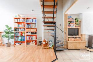 Deze <strong>perfect instapklare</strong> woning met <strong>drie slaapkamers</strong> is rustig gelegen, vlakbij natuurreservaat De Bourgoyen en heeft een heel <strong>aangename groene tuin</strong>.<br /><br />Via de inkomhal kom je binnen in de ruime en <strong>lichtrijke leefruimte</strong>. Aansluitend bevindt zich de recent vernieuwde, volledig voorziene keuken (2024). Achteraan geniet je van een lichtrijke veranda met toegang tot de gezellige tuin. Deze is voorzien van buitenstopcontacten en in het tuinhuis ligt er eveneens elektriciteit.<br /><br />Op de eerste verdieping bevinden zich twee ruime slaapkamers waarvan één met een volledige wand aan ingemaakte kasten. De bovenverdieping biedt plaats aan een derde volwaardige slaapkamer en een praktische berging. <br />Een leuke extra troef zijn de <strong>10 zonnepanelen</strong> op het dak.<br /><br />De woning ligt op wandelafstand van de prachtige Bourgoyen en op slechts een klein kwartiertje fietsen van het centrum van Gent. Dankzij de <strong>uitstekende ligging</strong> geniet je hier van de ideale combinatie van rust, natuur en een vlotte bereikbaarheid. <br /><br />Interesse in deze leuke, instapklare en goedgelegen woning? <strong>Contacteer Gijs</strong> via het contactformulier of <strong>gijs@convas.be</strong><br /><br />
