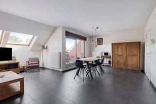 <p>Te koop: instapklaar appartement in de stadsrand van Mechelen, op korte afstand van scholen, openbaar vervoer en het treinstation.</p><p><br /></p><p>Dit appartement biedt een comfortabele indeling en een zuidgericht terras waar u de hele dag van de zon kunt genieten. De ligging aan de stadsrand combineert rust met een vlotte verbinding naar het centrum en invalswegen. Dankzij de verzorgde afwerking is het meteen klaar voor gebruik.</p><p><br /></p><p>Belangrijkste ruimtes:<br />• Woonkamer met veel lichtinval en toegang tot het terras<br />• Zuidgericht terras, ideaal voor buitenmaaltijden en ontspanning<br />• Inkomhal met praktische indeling<br />• Keuken met vaatwasser, dampkap, koelkast, oven en gaskookplaat<br />• Slaapkamer met ruimte voor een dubbel bed en kast<br />• Badkamer met ligbad en wastafel in meubel<br />• Toilet met handenwasser<br />• Berging met aansluiting voor wasmachine, technische ruimte en verwarmingsketel</p><p><br /></p><p>Troeven:<br />• Instapklaar – geen renovatie nodig<br />• Zuidgericht terras – optimaal genieten van de zon<br />• Gelegen in de stadsrand van Mechelen – rustig maar goed bereikbaar</p><p><br /></p><p>Neem vandaag nog contact op met je ERA-makelaar voor een bezoek.</p><p><br /></p><p>JOUW DROOMAPPARTEMENT. ZO GEVONDEN!</p>