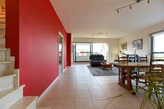 <p><span>Ruim duplexappartement met 3 slaapkamers, 2 badkamers en garagebox in Melsele</span></p>
<p><span>Op zoek naar een ruim appartement met het woongevoel van een woning? Dit instapklare duplexappartement in Melsele biedt maar liefst ca. 165 m² bewoonbare oppervlakte, verdeeld over 2 verdiepingen.</span></p>
<p><span>Op de 3de verdieping kom je binnen via de inkomhal met vestiaire en gastentoilet. De grote woonkamer sluit aan op het terras met zonneluifel. Verder vind je hier de keuken, een praktische wasberging en een 1ste ruime slaapkamer met ensuite badkamer.</span></p>
<p><span>De bovenverdieping beschikt over een bureau, 2 bijkomende slaapkamers en een 2de badkamer. Dankzij de 3 volwaardige slaapkamers en 2 badkamers is dit appartement bijzonder geschikt voor wie veel ruimte en comfort zoekt.</span></p>
<p><span>Extra troeven zijn de rolluiken op verschillende ramen, zonneluifel, conforme elektrische installatie en een privatieve garagebox met vernieuwde sectionale poort. Het appartement werd steeds zeer goed onderhouden en is onmiddellijk bewoonbaar.</span></p>
<p><br /><span>Een verrassend ruim duplexappartement op een centrale ligging in Melsele, ideaal voor wie appartementcomfort wil combineren met een uitzonderlijk grote bewoonbare oppervlakte.</span></p>
<p>Wij leiden je graag rond.</p>